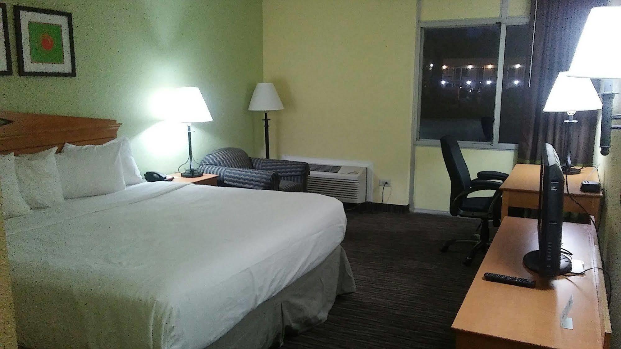 Hotel Ramada Conference Center Wilmington Extérieur photo